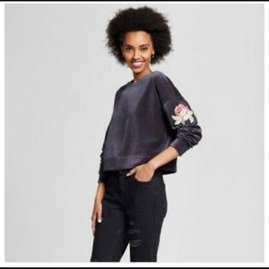 Cropped velvet sweater with rose patch